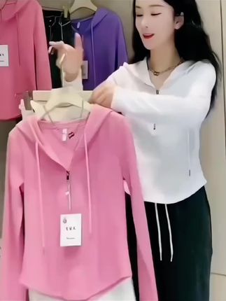 卫衣秋装女款爆款2025新款薄款修身长袖连帽休闲设计短款秋冬上衣