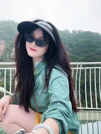 最治愈人心的,便是这世间的风景,将心放任于天地间,所有的不知所措,都能释怀#爬山 #玻璃栈道玻璃桥 #放飞自我系列 #户外运动服饰