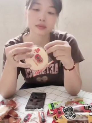午后阳光洒在桌前,手捧一块儿小饼干,满是童年的味道。手机屏幕闪烁着温暖的回忆,生活的小确幸不过如此。🍪✨ #美食时光 #治愈瞬间#旺旺雪饼 #旺旺雪饼嘎嘣脆 #旺旺雪饼新吃法