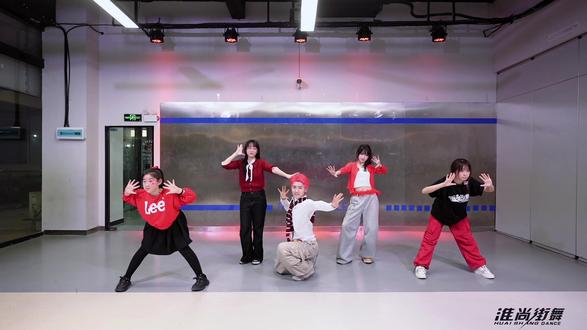 #qian茜编舞#爆竹声声响#新年快乐
爆竹声中一岁除,春风送暖入屠苏。千门万户曈曈日,总把新桃换旧符