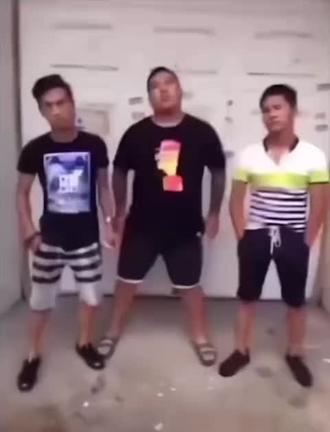 来 小亮给他整个活#虎哥 #万恶之源 #远古视频