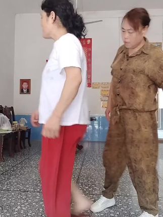 俩个疯婆子闪亮登场!