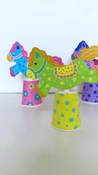 新年手工/DIY纸杯小马摇摇乐#亲子手工 #有趣的儿童手工作品 #小马手工 #亲子手工制作 #爱画画的孩子