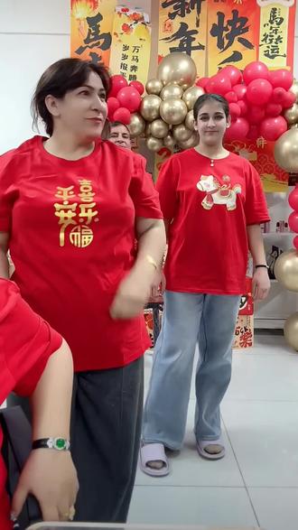 姐妹们,马上就要过年了,家里一定要准备一点这个橘子软糖,还有这个玉米软糖,寓意着甜甜蜜蜜,年味十足!而且都是小时候的味道,吃起来q弹软糯,浓浓的玉米香,高粱饴软糖真的是太好吃了!无论是自己吃还是用来招待客人都是不错的选择,喜欢的朋友赶紧点击链接抢购吧!