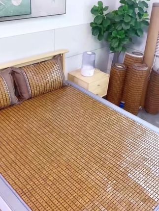 今年的夏天太热了,快来看看碳化麻将凉席吧!它采用优质竹子制作而成,摸起来光滑细腻,没有毛刺,睡上去冰冰凉凉的,特别舒服。它不仅容易打理,还很耐用,脏了可以直接用水清洗,不管是家里用还是带去学校都很合适哦#麻将凉席#凉席#碳化麻将凉席