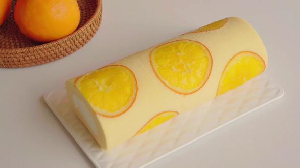 锁住这个配方呀!口感细腻的香橙🍊蛋糕卷
安利给所有姐妹们!口感松软,清爽好吃的香橙🍊蛋糕卷!每一口都是“橙”意满满呀!
配方:
鸡蛋四个(60-65克)视频中我用了五个小的鸡蛋
橙汁70克、玉米油50克、细砂糖40克、低筋面粉70克、柠檬汁少许
夹心奶油:
淡奶油180克、细砂糖15克
香橙片:
橙子片约7-8片,每片厚度约3毫米
细砂糖50克、水50克
蛋糕卷烘烤时间:150度烤30分钟。中间层
🎊🎊温馨小提示:
1:烘烤的时候要放在烤箱的中间层
2:打发鸡蛋清的时候只能打至中性发泡,视频中有具体状态大家仔细看看哈
3:也是最重要的一点,有问题大家在评论区给我留言,看见后我都能回复哈#家庭烘焙 #简单又美味 #沉浸式分享 #青年创作扶持计划