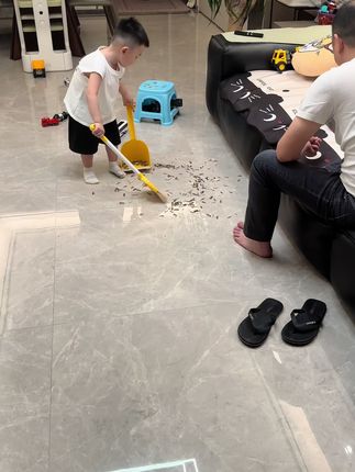 今天做个吃瓜群众‼️ 人类幼崽实在太可爱😍 一边嘴上喊着罢工 一边没完没了的扫 事后脑补一万句“臭爸爸” #坑娃的爹 #人类幼崽 #小扫帚套装 #儿童玩具 #居家坑娃