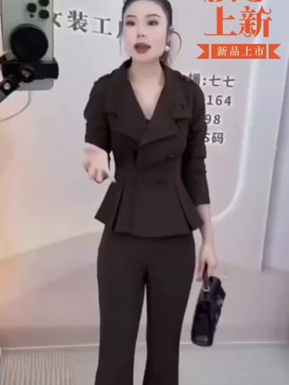 如果你也像我一样不喜欢搭配衣服的话,那这套春秋新款的气质套装你一定要入手,它是上下衣两件套的设计,整体是修身又显瘦的效果,而且还是百搭的裤子套装,穿上它既好看还省事。