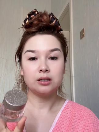 #上热门 #创作灵感 #好物推荐🔥 如果你是大干皮,还在卡粉斑驳,不服帖,那你一定要试试柏瑞美粉底霜,它是这种奶霜的质地,上脸轻薄又服帖,随便拍拍就是一个自然清透的底妆,遮瑕力也很不错,关键还防水防汗,一盒里还配有定妆喷雾和粉扑,新手姐妹也能轻松上手,你也赶紧去试试吧!