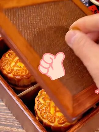小时候就爱吃这种老式五仁月饼,终于被我找到了!还是熟悉的配方和味道,里面的馅料由多种果仁搭配而成,一口下去超满足,每一口都是童年的回忆,赶紧买回家尝尝吧!