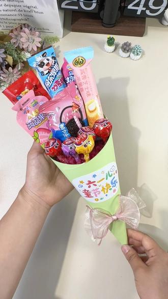 六一儿童节快到了,给孩子做一束零食花束吧!有手就会,快来试试吧#六一儿童节礼物 #儿童节手工 #幼儿园手工 #六一儿童节手工