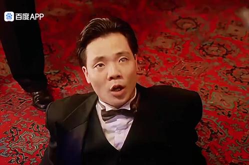 给我擦皮鞋~梗原版#每个动作都是戏 #触及真心名场面 #男人要想混的好头发必须往后倒 #那些年那些人电影 #音乐mv