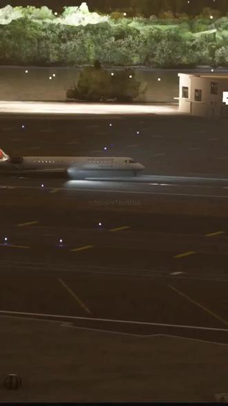 看看加拿大航空与一辆消防车在拉瓜迪亚机场发生碰撞的场景
2026年3月22日星期日晚。拉瓜迪亚机场已显得捉襟见肘。一架联合航空的航班因防冰警示灯亮起而被迫取消起飞,机舱后部的乘务员因嗅到一种不明异味而感到不适,机组人员在没有立即可用的登机口时宣布进入紧急状态。港务局的一辆消防车——卡车1号——被派往现场进行应对。
与此同时,加拿大航空快捷航空公司的 8646 号航班——一架由 Jazz Aviation 运营的庞巴迪 CRJ-900 飞机正从蒙特利尔特鲁多国际机场起飞,正进入 4 号跑道的最后进近阶段。负责值班的唯一一名空中交通管制员同时兼顾地面和塔台作业,他批准卡车 1 号穿越跑道。数秒后,当 8646 号航班以每小时 93 至 105 英里的速度着陆时,他意识到自己犯下了错误。他反复呼叫卡车要求停驶,但为时已晚。
CRJ-900飞机在 4 号跑道上与消防车发生碰撞。撞击导致驾驶舱损毁,前机身撕裂。两名飞行员均不幸遇难。一架正在接近的达美航班被迫绕行。Jazz 646飞机则停在了跑道上,机头抬起,驾驶舱已不复存在。拉瓜迪亚机场全面关闭。机上共有 72 名乘客和 4 名机组人员。41 人被送往医院接受治疗。
消防车被派去协助处理一起紧急事件,结果却变成了另一桩事件。
(免责声明:这是利用微软飞行模拟器对事件进行的模拟重现,基于公开可得的数据和真实的空中交通管制音频。在时间安排、飞机位置及其他因素上可能存在轻微差异。可能与事件无关的空中交通管制音频可能会被剪辑掉。本视频并未展示实际事件的确切顺序。)