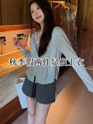 姐妹们,这件假两件上衣真的太显瘦了,它采用了连帽的设计,非常时尚百搭,而且它是那种修身的版型,上身特别显瘦,面料也很舒服,穿上它整个人都显得很有气质,真的爱了爱了 #ootd穿搭 #穿搭分享 #小个子穿搭 #穿搭 #高级感穿搭
