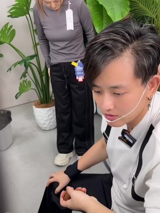 秋季新款软牛仔料阔腿裤,显人高显腿长,时尚又百搭,里面包边包条,别说69.9,就是699也划算#百搭裤 #女士必备 #阔腿裤 #潮流穿搭