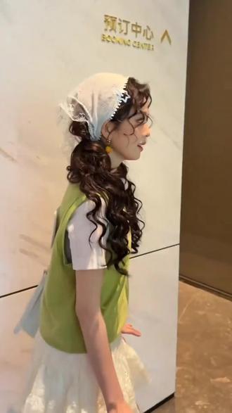 鹿鹿好可爱啊,又来饭撒啦!今天有两个小爱心❤️!好看好看😍😍😍#白鹿 #小小的 #奔跑吧 #奶绿装 #莫离