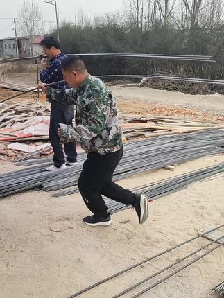 又家主体扎钢筋了,马上封顶了,老板又该把工人请了,哈哈