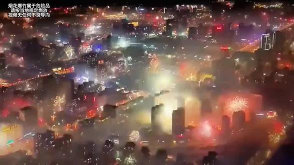 听说隔壁的河南省,年三十晚上都是一块在路边看着安徽放的绚烂烟花把年给过了😀