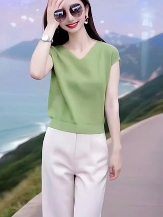 这件衣服真的是太舒服了,它不仅不起球、不褪色,而且穿起来还特别的透气吸汗。它是天丝+桑蚕丝的面料,非常的柔软舒适,特别适合夏天去穿。并且它是镂空针织的设计,非常的时尚洋气,不管你是逛街聚会还是出差旅行,都可以轻松驾驭,赶紧点击下方链接购买吧!