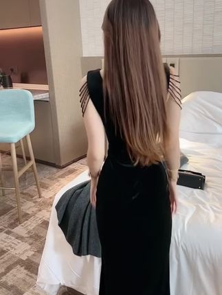 连衣裙 #高级感穿搭 #今日穿搭 #裙装穿搭 #女人味穿搭 #黑色连衣裙