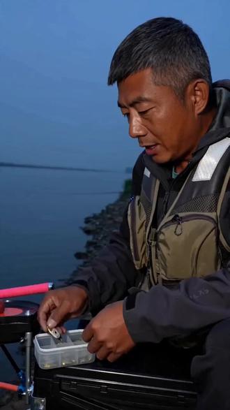 夜钓神器!触水即亮超省心,多色轻便聚鱼快!#路亚亮片灯