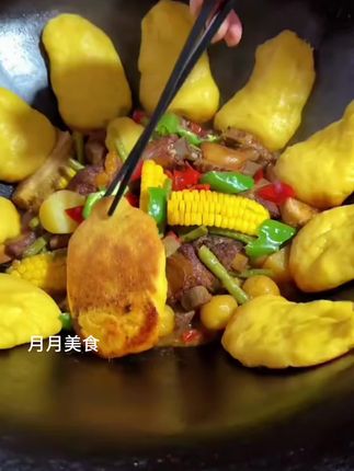 想吃粗粮的姐妹们不要错过这个玉米面饼子,可以蒸着吃,也可以做个干锅贴着吃,又能放早餐又能当主食!#玉米饼 #一锅出 #玉米饼子家常做法 #铁锅炖 #铁锅炖嘎嘎香