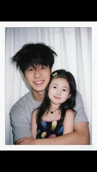 你不记得了吗,我小时候抱过你 和女朋友小时候合照拥抱ai指令教程来啦!#豆包ai 和男朋友合照 和女朋友拥抱ai指令教程 豆包ai指令#豆包指令#翻旧照#情侣