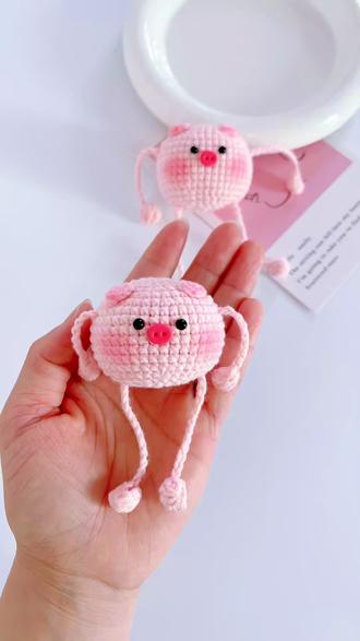 超可爱又好玩的抽拉小猪编织教程 #钩织 #手工diy #编织教程 #挂件 #钩织毛线玩偶
快喊你的好闺蜜给你做,挂包包上可以玩一天