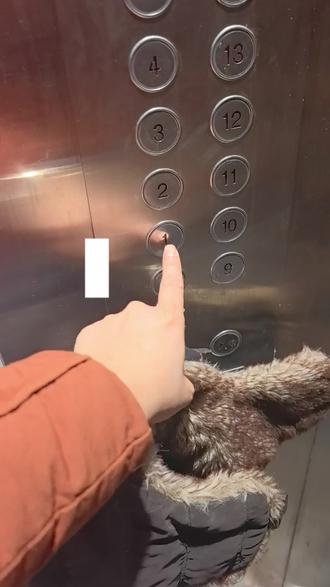 除夕的银行人都在干什么?
正常营业的比比皆是,咱们网点今年幸运,不营业,但是照常值班,兵分两路值班,忙碌了一个腊月,趁今天不忙,把我的一亩三分地做个大扫除,希望来年我自己和我的工作都能顺顺利利~~~
你们也是,平安顺遂!!!
#银行 #除夕 #值班