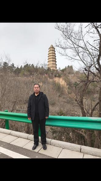 回延安(贺敬之,1956)
心口呀莫要这么厉害地跳,
灰尘呀莫把我眼睛挡住了……
手抓黄土我不放,
紧紧儿贴在心窝上。
……几回回梦里回延安,
双手搂定宝塔山。
千声万声呼唤你
——母亲延安就在这里!
杜甫川唱来柳林铺笑,
红旗飘飘把手招。
白羊肚手巾红腰带,
亲人们迎过延河来。
满心话登时说不出来,
一头扑进亲人怀……
二十里铺送过柳林铺迎,
分别十年又回家中。
树梢树枝树根根,
亲山亲水有亲人。
羊羔羔吃奶眼望着妈,
小米饭养活我长大。
东山的糜子西山的谷,
肩膀上的红旗手中的书。
手把手儿教会了我,
母亲打发我们过黄河。
革命的道路千万里,
天南海北想着你……