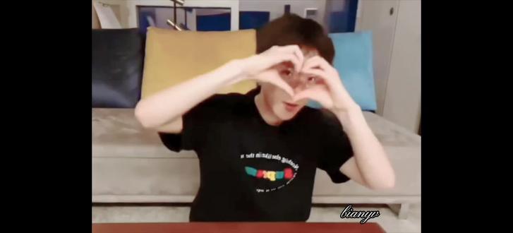 我喜欢上一个男孩13次
第一次 是小的时候表姐带我看关于他的视频的时候 她问我哪个最帅 我指着呢说他笑起来很好看
但后来我没关注过他 但我身边都是他
组合的爆火 让我身边都是有关于他的歌
第二次 我听到人鱼的眼泪 我觉得特别好听 后来我去搜索 发现这首歌我最喜欢的part 是他在唱
第三次 我粉上吴世勋 后面发现他也在EXO里面 我开始慢慢关注他 他的眼睛里似是有一片银河 里面散落着许多星星 所以总是亮亮的
第四次 他的歌声很好听我总在不知不觉中刷到很多关于他的视频 看到他的演唱会 他的签售 我发觉他是个特别真诚的人
第五次 我第一次收他的卡 那也许也是我的新人美时期 快递到那天我很激动 拆开后 我看到他的脸 很好看 那时我在想我们什么时候能真的见一面
第六次 我看到 kkp时期的他 人总是在不知不觉中回头看 当我回头望向从前的他 有些后悔没有早些喜欢上他
第七次 我去了他的生咖 看着他的海报 我觉得很幸福 因为他我的身边我认识了一群一样喜欢他很善良美好的女孩
第八次 我见到他了 当天虽然有些倒霉 但我还是很开心 因为我见到他了 他很好 总是有和我们聊不完的话 羞涩地用中文喊老婆 说错中文惊慌的表情很可爱 看着他在台上被万千少女的爱簇拥着 我由衷地为他感到幸福
第九次 他在香港过后悄无声息地和公司妥协了 在泡泡里面半夜发的我爱你 我只有爱丽们能依靠了等等的话 那时还没爆出来 我只以为他是太累了
原来是太难了 难到半夜三更睡不着发出来 难到只有爱才会说出口
第十次 二巡最后首尔场 他哭了 人们说一滴眼泪的重量取决于落在谁的心上 很中肯很正确的话 看着他哭 我很心疼 他的眼泪里混杂了许多委屈与不易吧?伯贤呐 请再幸福一点 我希望他走花路 希望他在深夜时也有人可以倾诉 他总说让爱丽们依靠依靠他 那他什么时候可以依靠爱丽呢?
第十一次 他因为很久没来泡泡被骂 有很多人卖出他kkt的账号 他当晚开直播道歉 从不回避
第十二次 他在wiea场领奖 又是带着一颗赤诚的心来的 他的业务能力让很多人感到惊讶 喜欢他的少女千千万万 她们在场馆里大喊他的名字 在他歌曲出来时大声应援 我很骄傲 他在最后唱了中文歌 几乎听不出来有口音 听着歌曲我才发现 连中文歌的歌词也是他精心挑选的
第十三次 我觉得他特别可爱 不论多忙几乎每年都会抽出时间和爱丽们一起过生日
边伯贤生日快乐
#边伯贤