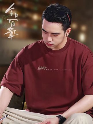 潮牌美式潮牌情侣短袖,正红色自带吸睛buff!轻奢痞帅调调拉满,版型利落不挑人。棉感透气适合夏天,情侣同款秀恩爱无压力#潮男穿搭 #男士短袖 #短袖 #型男必备 #清凉一夏