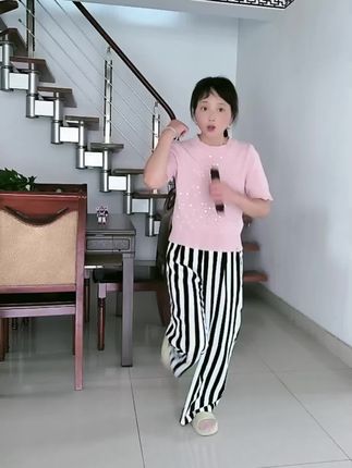 粉丝友友们,大家晚上好☕️老公还没有下班,儿子去晚补班做作业,一个人在家无聊,拍抖音🤣 #想唱就唱开心就好