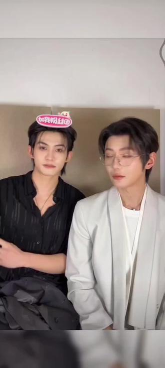 1月4号直播后续,纯个人臆想,请勿上升正主
下播后,郝熠然没有理云旗,“抱歉,今天状态不太好,我先回去调整一下。”工作人员也没有多为难,毕竟刚才突然整这么一出,待会有的忙,现在公关已经紧急联系高层开会了。
休息室内,普普明显有些崩溃,“高嘉辉,你到底要干什么?”“干你。”云旗的状态也很不好,眼眶泛着红,似要哭出来,他捧住普普的脸,强迫他与自己对视,“为什么不理我,不是说了,不拆吗?”郝熠然将头偏到一边“我们需要冷静一下,云旗。”这是避嫌的意思了,“不好,我不同意,我不信你就没有哪怕一点点喜欢我。”
云旗将脸凑上来,湿热的鼻息打在普普的耳畔,“你只是被樊霄的感情影响了,我们……”“我就问你,你真的没有一点心动吗?”
沉默在两人之间蔓延“不说话,那就是有,对不对?”普普没有说话,只是泪流得更凶了,“我懂了。”身体突然腾空,跌进沙发,下一秒熟悉的触感传来,却不同于剧里的浅尝辄止,唇齿被撬开,互相纠缠。
身子逐渐发软,普普抓住云旗胸前的衣服,任由自己的意识沉沦。自己真的可以放手一搏,去赌他的真心吗?
色令智昏的不只有游书朗,还有自己,他想。要窒息了,他快被溺死在这个吻里,这小孩肺活量怎么这么好。他推了下云旗,却被更牢的禁锢住,只好轻咬了下对方舌尖。
“啧,郝老师是对我不满意吗?要不要我给你介绍个美女,嗯?”普普仰着头微微喘息,唇上还带着水渍,却认真的看着对方“嘉辉,这条路不好走,我不想拖你下水。”云旗显然有些生气了,“郝普,我不是在跟你演电视剧,我是真心地想和你在一起。”看见普普满脸泪痕的样子,又放软了语气,“我喜欢你,普普。”
心跳得很快,似乎要冲出胸膛,相拥在一起,“高嘉辉”普普看着他的眼睛认真说“我 不年轻了。”
这句话像羽毛般轻刮云旗的心脏,却带来一阵刺痛。云旗笑了一下,开玩笑似的说,“那我可要好好感谢菩萨,让我捡了一个这么大的便宜,你要是再年轻点,那我可就一点优势也没了。”普普轻笑了一下,算是将这件事揭过去了。
“洗衣粉儿~”云旗在普普颈间蹭了一下,仗着对方网速慢为非作歹,“嗯?你说什么?”
#云熠 #云熠cp #云熠直播 #同人 #52
@郝熠然 @云旗Yunqi
上课摸的同人文