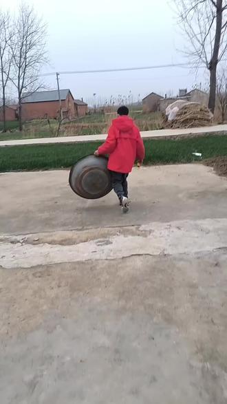 这小孩就喜欢放鞭炮#