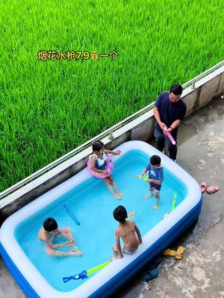 夏天玩水怎么能少得了水枪呢,赶紧给你家孩子入手一个吧,太好玩了!#玩水的季节 #爱玩水的小朋友 #夏天该有的样子