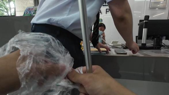 “您稍等一下,我先帮这位盲人弄一下东西。”第一视角记录视障者去邮局寄快递的vlog,这也是为我服务的工作人员的一句话。我们永远相信中国邮政使命必达的服务能力,更相信独属于邮政工作者发自内心的那份责任与担当#视障#出行#中国邮政#挂号信#无障碍