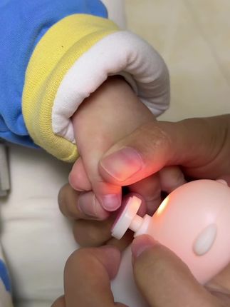 自从上次给宝宝剪破了,就换成#自动磨甲器 ,这个碰到宝宝的肉肉就自动停止,再也不用怕给宝宝剪破啦#带娃神器 #育儿经验分享