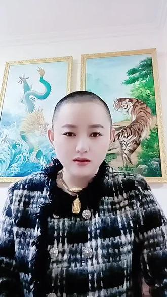 我问菩萨,何以真心换伤害,菩萨轻语,痛是破执的灯,不醒则痛不止。有些人来,从不是为了相伴,而是为了敲碎你的执念,戳破你的虚妄,
那些让你哭的人,都是来给你开天眼的 ,他们让你看清依赖的枷锁,懂得真心需择人而付,终有一天,你会跪谢那些刺痛,因为是它们,让你在
疼痛中觉醒,在成长中坚韧,曾向菩萨叩问,为何深情总遭辜负,菩萨答,不痛不醒,不悟不成,相遇是缘分,也是修行,有些人的出现,本就是为了渡你,每一次刺痛都是警示,每一场哭泣都是觉醒,那些伤害你的人,是来帮你戒掉天真,看清人性,让你明白,依赖是虚妄,自爱才是根本,待你熬过所有苦,定会感恩那些痛,它们是你人生的,清醒剂,让你往后从容,不再将就,我问菩萨,真心相待为何换不来珍惜,菩萨说,执念不破,伤痛难停,有些人不是来陪你走余生,而是来打破你不切实际的期待,能让你哭的人,都是来给你开天眼的,他们让你看清人心冷暖,放下无谓执着,在疼痛中学会成长,终有一天,你会跪谢那些刺痛,因为是它们淬炼了你的心,让你戒掉脆弱,活成了自己的铠甲,往后再遇风雨,皆能从容前行!