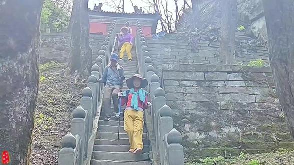 武当山南北大穿越之徒步明神道 全程:金顶(太和宫)→朝圣门→三天门→二天门→一天门→朝天宫→黄龙洞→七星树→榔梅祠→南岩(乌鸦岭),约4.5公里,步行2.5–3小时。
金顶/太和宫(起点,反向0km)
皇经堂西侧山门/朝圣门(明神道下山口)。
出太和宫后,沿后山神道下山,途经古铜殿(转运殿)、皇经堂。
朝圣门(反向0.5km)
石砌拱门,明神道第一道关,下接三天门长陡坡。
三天门(反向1.0km)
石门,视野开阔、古建密集;下接二天门,台阶极陡 。
二天门(反向1.5km)
石门,最难路段起点(二天门→一天门连续长陡梯) 。
一天门(反向2.0km)
石门,明神道“三上三下”最低点;下接朝天宫缓坡 。
朝天宫(反向2.5km,分叉口)
宫宇+分路碑,明/清神道分叉点;右转明神道(反向下山),左转清神道。
黄龙洞(反向3.5km)
道观+山泉,补给点;下接七星树村。
七星树(反向4.0km)
民宿/餐馆集群,主要补给点;下接榔梅祠。
榔梅祠(反向4.3km)
祠庙+榔梅树,南岩前最后古迹;下接南岩宫。
南岩(乌鸦岭,终点,反向4.5km)
#原创视频 #徒步在景区