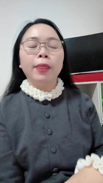 宝宝们,我偷偷告诉你,最近流行月亮鞋穿搭。别人家说月亮鞋的时候你不知道,我不允许我的宝粉跟不上时尚,咱不穿咱也得知道#月亮鞋 #月亮鞋穿搭 #鞋子 #烂大街穿搭 #马年穿搭