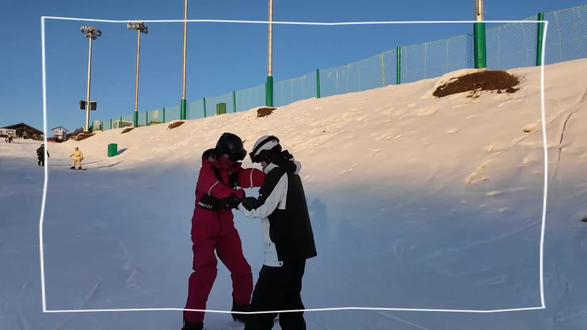 别人滑雪:行云流水,丝滑入镜;郝熠然版:红装加身,主打一个“雪地碰瓷”!阳光正好,摔得刚好~#旅行碎片 #放飞自我系列