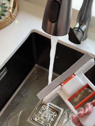 被我找到了这个#迷你海绵拖把 还是第一次见!好好用!单手就能操作不用洗抹布手都不用沾水!脏了清水冲一冲就干净!#免手洗拖把#迷你小拖把#生活好帮手 #好物推荐🔥