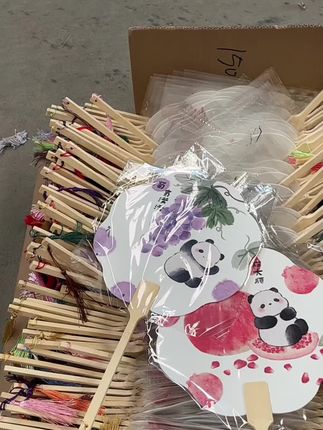 摆摊爆款团扇熊猫文创款扇子厂家批发自产自销!多种图案随心挑选搭配!喜欢的老师们点击头像来直播间看看#扇子 #团扇 #团扇手作 #地摊经济 #工笔画
