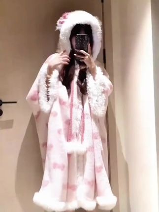 秋冬怎么能少了Kitty斗篷,太乖了!软软糯糯的超暖和,一件过冬啦#睡衣家居服 #毛茸茸家居服#斗篷 #kitty猫