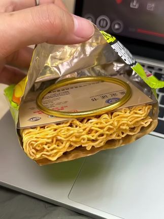 哈哈哈哈哈!余校长你真配享太庙!! 有消费者吃干脆面硌掉了牙齿!老板急疯了,立马决定拿出 1000万换成等价值黄金回馈所有消费者!现在买干脆面每一箱都有黄金!冲冲冲!#余校长干脆面赔了1000万#干脆面#箱箱塞黄金 #惊凉喜