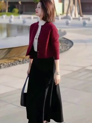 彩扣圆领毛衣女针织开衫春秋时尚百搭气质显瘦短款外套#针织开衫 #毛衣开衫 #优雅气质 #洋气减龄 #穿出自信穿出美丽