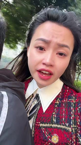 玉芬啊玉芬,你家住哪个村,男人为你犯神经,女人羡慕恨😂#最近很火的一首歌 #玉芬啊玉芬 #搞笑改编歌曲 #对口型飙演技 #逗比夫妻日常