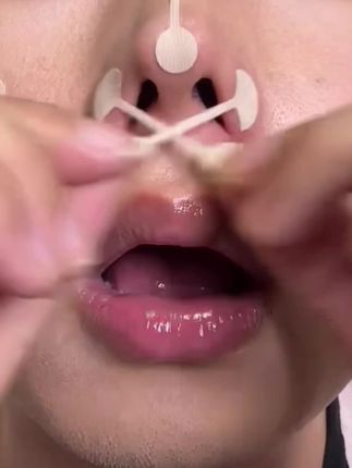 蒜头鼻爆改小翘鼻! 无痛拥有小翘鼻!花小钱办大事的快乐! #cos妆教程 #化妆实用小技巧 #cos鼻贴 #鼻影修容 #蒜头鼻修容 @抖音小助手 @抖音热点宝 @抖音创作小助手