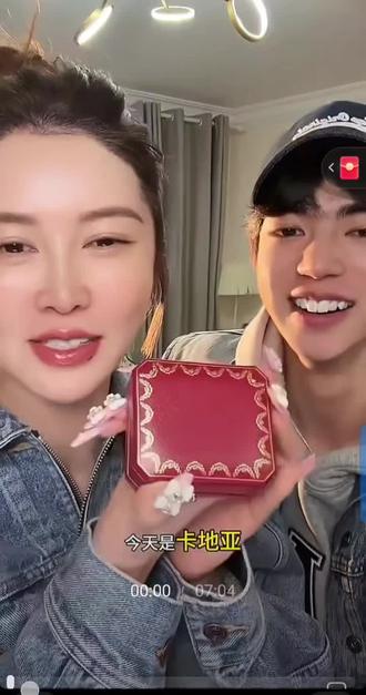 情人节礼物界的天花板出现了!钻石+玫瑰花,纳迪尔对盈公主说:“别人有的你也要有,而且我要给更多!”🌹💎 #情人节礼物 #公主待遇#用抖音记录人生